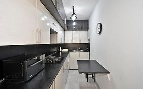 Luxury Spacious Apartment On Saryan Street.Centre